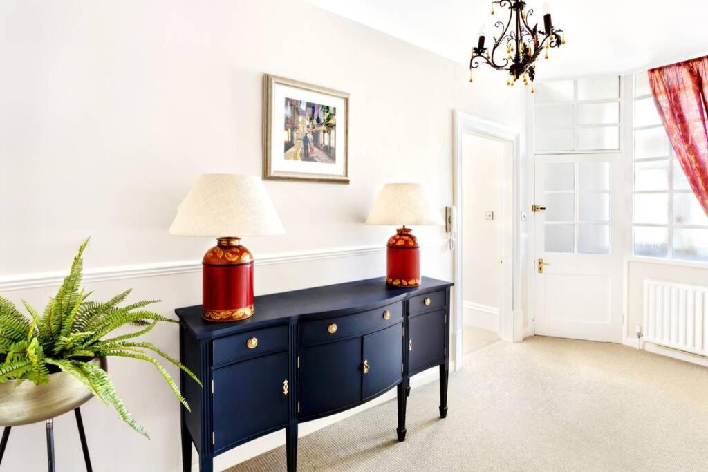 Central Harrogate Townhouse Apartment With Parking Exteriér fotografie